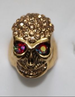 anel metaleiros caveira com pedras
